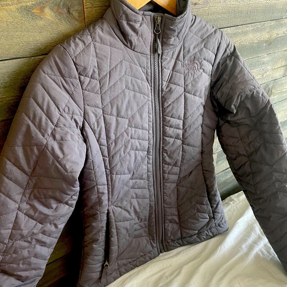 North Face midweight Jacket- Fantastic! - Picture 2 of 10